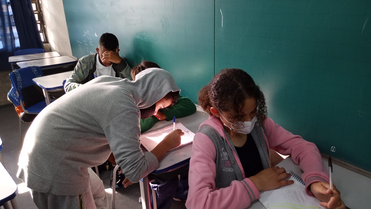 A generic square placeholder image with rounded corners in a figure.